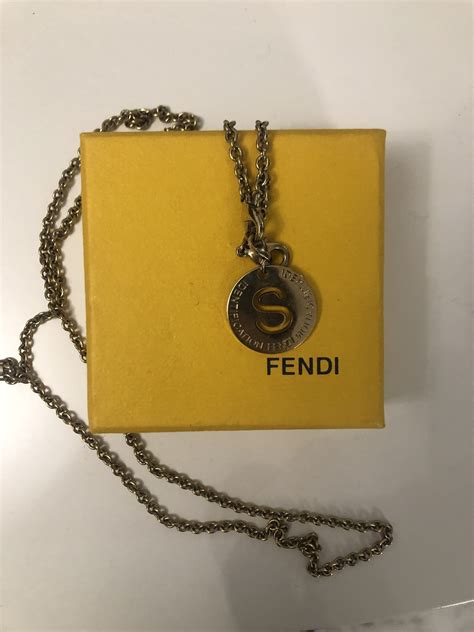 collana fendi con iniziale del nome